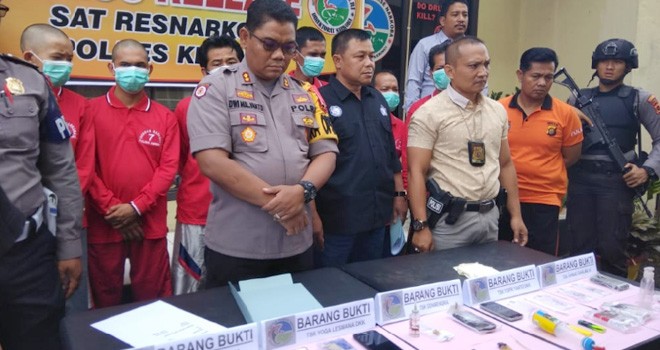Kapolres Kerinci, AKBP Dwi Mulyanto, saat melakukan pres release penangkapan pengedar narkoba di Mapolres Kerinci, Jumat (18/1). Foto : Gusnadi / Jambiupdate