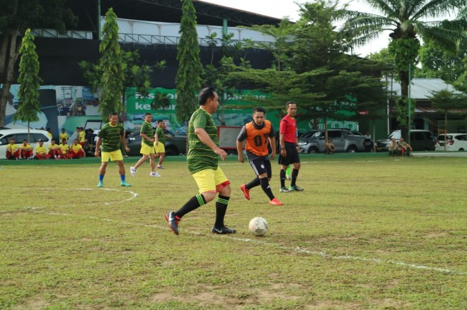 Farewell Game, Danrem dan Kapolda Bermain Bola Bersama Awak Media. Foto : Ist