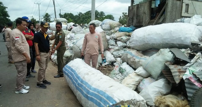 Barang bekas di kawasan Kelurahan Mayang mangurai Kecamatan Alam Barajo dikeluhkan masyarakat. Lurah Mayang mangurai meminta pemilik membuat pagar. Foto : M Ridwan / Jambi Ekspres