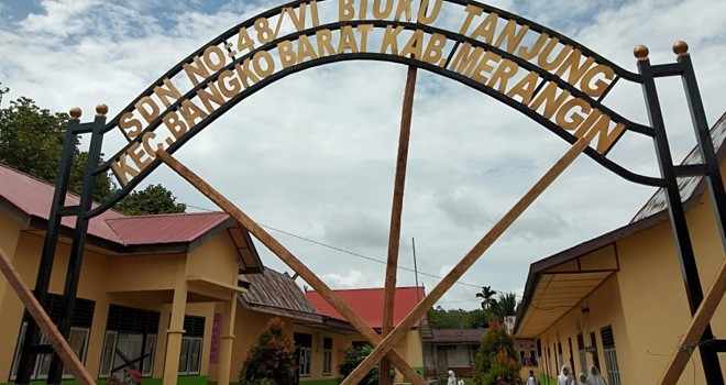 Terlihat  SD Negeri 48/VI Desa Biuku Tanjung, Kecamatan Bangko Barat, Kabapuaten Merangin yang disegel. Foto : Wiwin / Jambiupdate