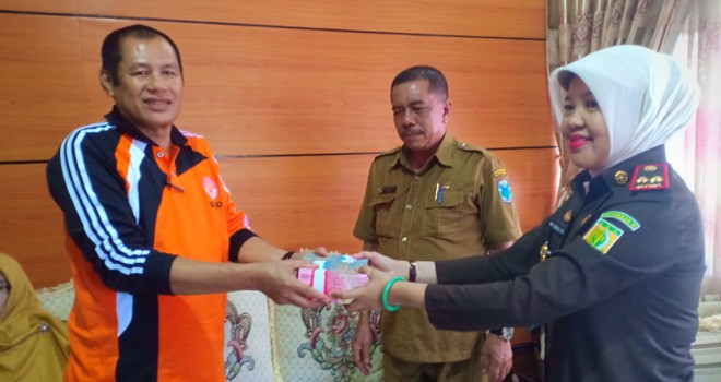 Kepala Kejaksaan Negeri Batanghari, Mia Banulita saat menyerahkan uang hasil pengembalian dari rekanan kepada kepala BPBD, Nazhar di Kejari Batanghari, Senin (21/1). Foto : Reza / Jambiupdate