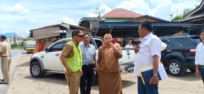 H. Bakri Anggota DPR RI Dapil Jambi, meninjau rencana pelebaran jalan. Foto : Ist