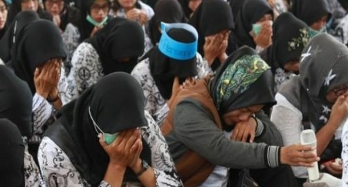 Sejumlah Guru Honorer yang menangis. Foto : Radar Malang