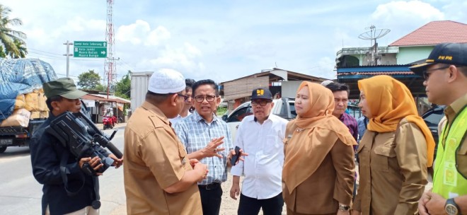 Buapti Muaro Jambi, Masnah Busro bersama H Bakri. Foto : Ist
