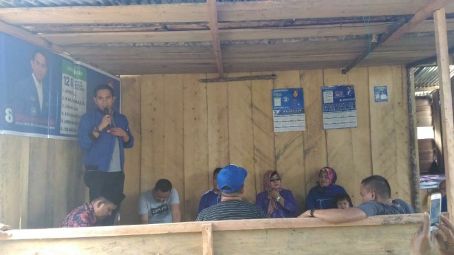 Calon anggota DPR RI Dapil Jambi, Dipo Nurhadi Ilham memberikan sambutan dalam dialog untuk menyerap aspirasi suku anak dalam (SAD). Foto : Ist 