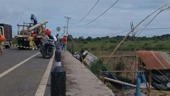 Truk Batu Bara yang Masuk Kesungai dii Jalan Baru. 