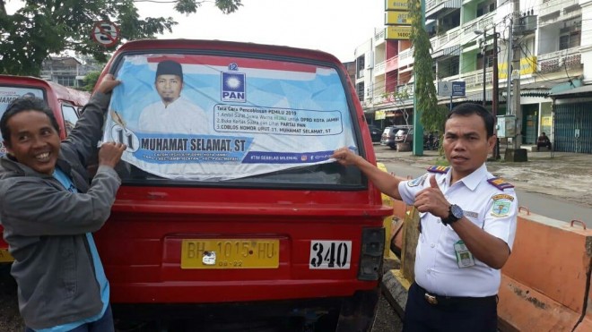 Bawaslu Kota Jambi menertibkan alat peraga sosialisasi (APS). 