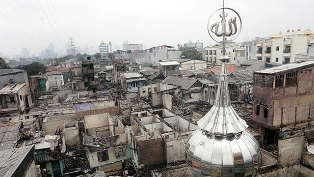 Kondisi permukiman padat penduduk pasca kebakaran di Tombang, Jakarta Barat yang menghanguskan 166 rumah. (Salman Toyibi/Jawa Pos)