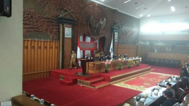Sidang paripurna pengumuman Keputusan Presiden (Keppres). 