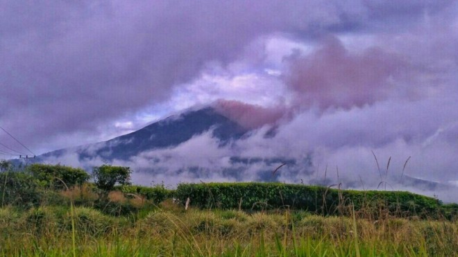 Telihat Gunung Kerinci saat mengeluarkan asap. Foto : Gusnadi / Jambiupdate
