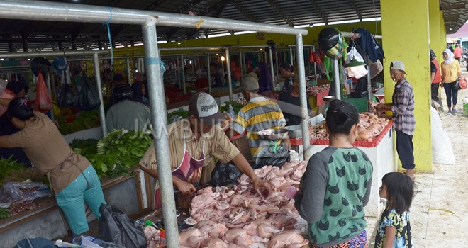 Pedagang yang berjualan di Pasar Angso Duo baru. Meski sudah direlokasi, masih banyak pedagang lama tidak tertampung di kios Pasar Angso Duo baru. Foto : M Ridwan / Jambi Ekspres