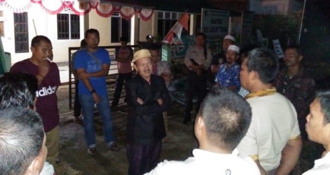 Ratusan warga Lubuk Tenam saat berkumpul di kantor Rio. Foto : Ferdian / Jambiupdate