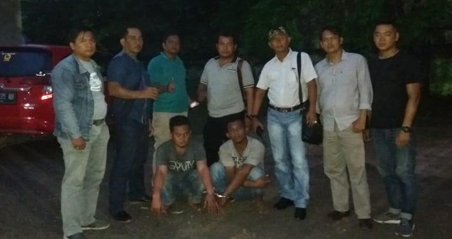 Dua tersangka pencurian mobil truk milik saat diamankan di daerah Bayung Lincir, Provinsi Sumatera Selatan. Foto : Ist For Jambiupdate