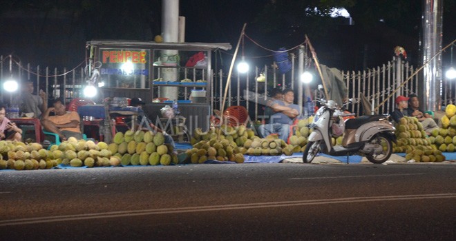 Pedagang musiman menjual dagangannya di badan jalan (22/1). Ini sangat mengganggu dan menambah semrawutnya kondisi lalu lintas di Kota Jambi. Foto : M Ridwan / Jambi Ekspres