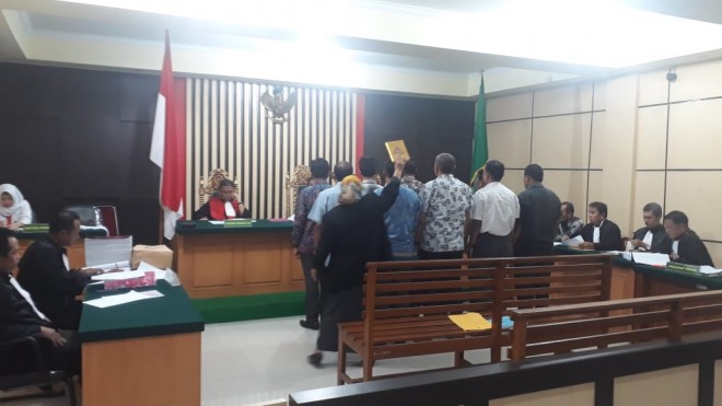 Saat Pengambilan Sumpah saksi Sidang, (23/1). 
