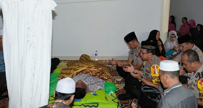 Kapolda Jambi Laksanakan Kegiatan Takziah ke Rumah Anggota Brimob yang Meninggal Dunia. Foto : Ist