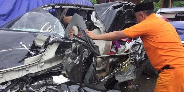 Kondisi mobil yang ditumpangi Wakil Ketua DPRD Banjar dan ajudannya terlihat rusak parah. (RMol Jabar/JawaPos.com)