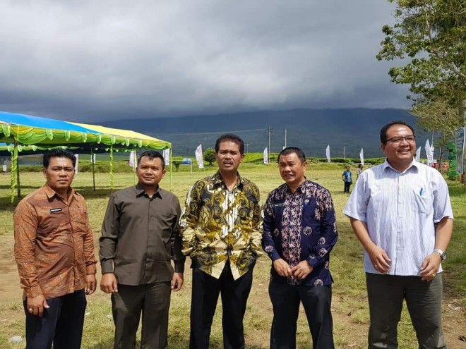 Dirjen hiltikultura bersama Kadis Pertanian saat melihat penanaman bawang putih. Foto : Gusnadi / Jambiupdate
