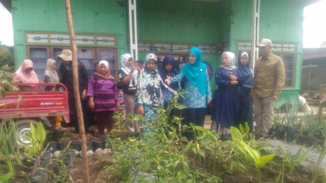 Terlihat Ketua TP PKK, Hj.Nailil Husna, Meninjau Desa Mekar Sari