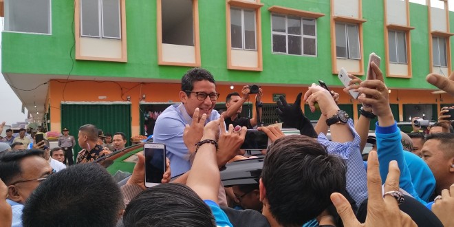 Tiba di Jambi, Sandiaga Uno Disambut Histeris Warga di Angso Duo. Foto : Iwan / Jambiupdate