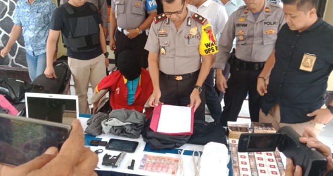 Tersangka ZA dan barang bukti hasil rampokannya saat diekspose di Mapolres Batanghari, Kamis (24/1). Reza / Jambiupdate