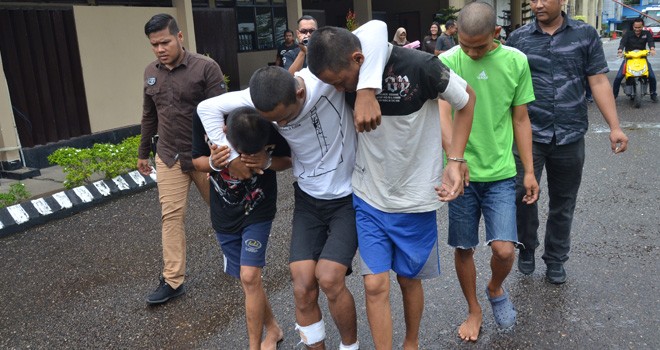 HS dan tiga penadah sepeda motor hasil penggelapan yang dilakukannya saat digiring di Mapolresta Jambi, Kamis (24/1). Foto : M Ridwan / Jambi Ekspres