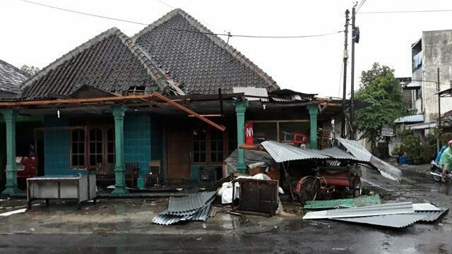 RUSAK: Angin puting beliung yang menerjang wilayah Sukoharjo, Jawa Tengah (Jateng) mengakibatkan ratusan bangunan rusak. (Istimewa)