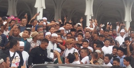 Sandiaga uno usai melaksanakan sholat Jumat di Masjid Agung Saribu tiang, Kota Jambi.