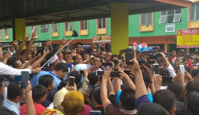 Cawapres Sandiaga Salahuddin Uno saat berkunjung ke pasar angso duo. Foto : Safwan / Jambiupdate