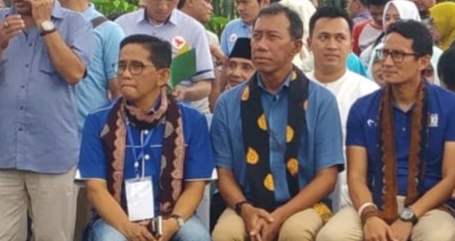 H Bakri saat duduk bersama Calon Wakil Presiden (Cawapres), Sandiaga Salahuddin Uno. Foto : Ist