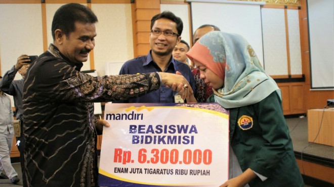 Sutan Adil Hendra, saat Pemberian Beasiswa Bidikmisi. 
