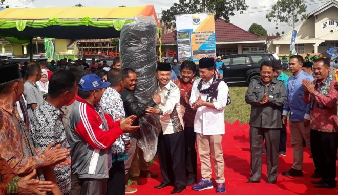 Bupati Kerinci Dampingi Dirjen Perkebunan Berikan Bantuan Bibit Kopi dan Hortikultura Kepada Petani. Foto : Gusnadi / Jambiupdate