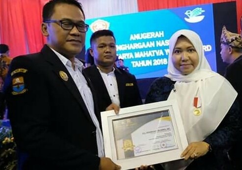 Bupati Masnah Raih Penghargaan Adhitya Karya Mahatva Yodha Award 2018. Foto : Ist