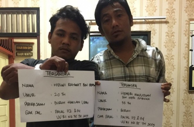 Dua pelaku dan barang bukti saat diamankan di Mapolresta Jambi. Foto : Ist