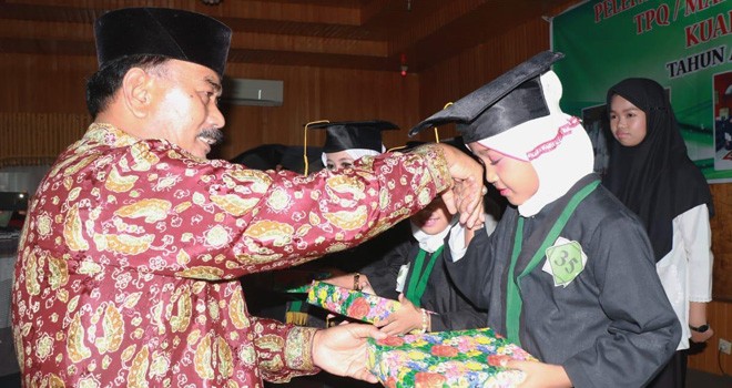 Wabup Tanjab Barat Lepas Santri TPQ Asy-Syuhada. Foto : Gatot / Jambiupdate