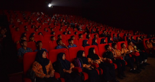 Walikota Jambi Sy Fasha berasama punggawa film Azizah dan sejumlah pelajar di Kota Jambi nonton bareng Film Azizah belum lama ini. Foto : Ist