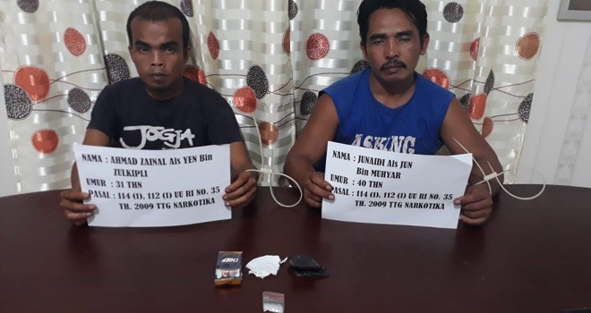 Dua tersangka dan barang bukti saat diamankan di Mapolres Merangin. Foto : Wiwin / Jambiupdate