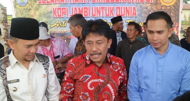 Staf khusus pimpinan DPR RI, Dipo Nurhadi Ilham bersama Dirjen Perkebunan dan Bupati Kerinci usai menyerahkan bantuan bibit di Kayu Aro. Foto : Ist For Jambiupdate