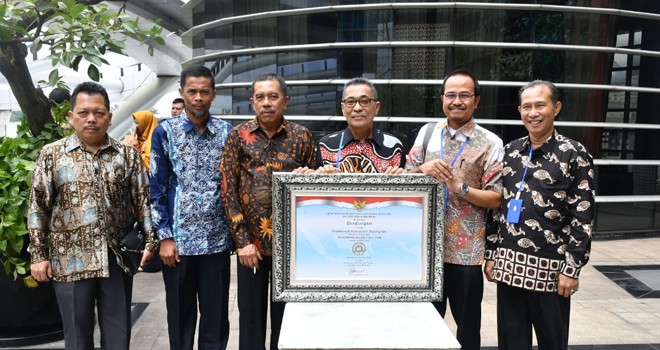 Pemkab Batanghari saat menerima penghargaan Akuntabilitas Kinerja tahun 2018 dari Kementerian Pendayagunaan Aparatur Negara dan Reformasi Birokrasi (Kemenpan RB) Republik Indonesia. Foto : Ist For Jambiupdate
