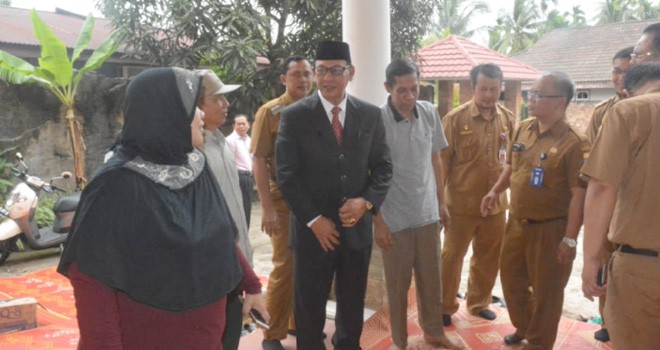 Sekretaris Daerah (Sekda) Provinsi Jambi M.Dianto, saat meninjau rumah Kepala Dinas Pemberdayaan Perempuan, Perlindungan Anak dan Pengendalian Penduduk Provinsi Jambi (P3AP2). Foto : Ist For Jambiupdate