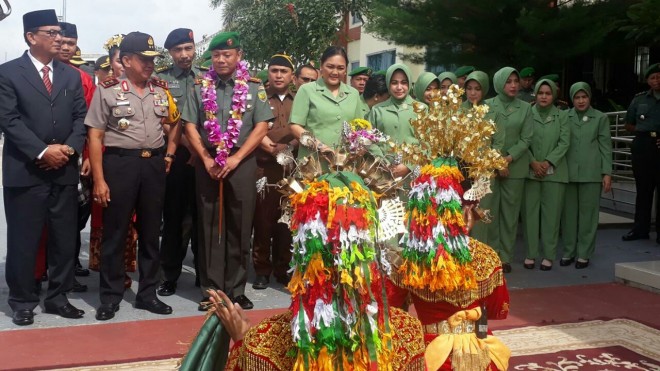 Setibanya di Bandara Sultan Taha Jambi, Danrem disambut oleh pejabat Korem 042/Gapu dan unsur Forkompimda Provinsi Jambi. Kemudian juga disambut dengan Tari Sekapur Sirih. 