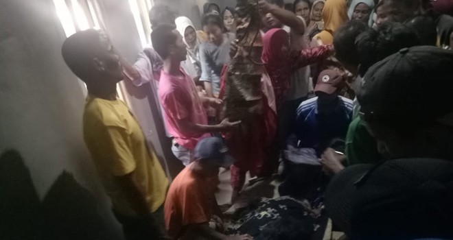Situasi di rumah duka usai korban dievakuasi petugas dan warga dari Sungai Batanghari yang berada di Desa Tuo Ilir, Kecamatan Tebo Ilir, Kabupaten Tebo, Senin (28/1). Foto : Munasdi / Jambiupdate