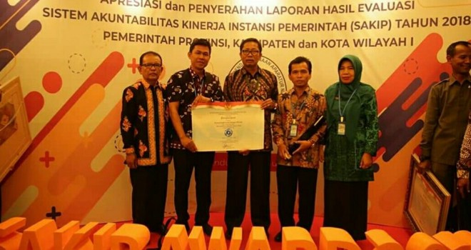 Walikota Sungai Penuh diwakili Sekretaris Daerah Munasri, M,Si. MH, Senin (28/01) menerima Hasil Evaluasi Akuntabilitas Kinerja Instansi Pemerintah. Foto : Ist