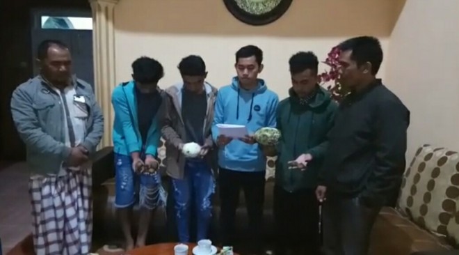  Petani di Kayu Aro membuang sayuran berupa kentang, kubis, kol dan lainnya ke jalanan Minta Maaf. 