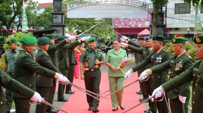 Kedatangan Danrem bersama istrinya Ny Vera Elphis Rudy disambut dengan tradisi Pedang Pora di pintu masuk utama Makorem.