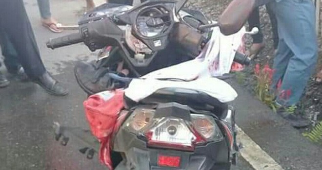 Terlihat sepeda motor milik korban Afif yang rusak parah usai ditabrak mobil minibus di Jalan Raya Semurup, Kecamatan Air Hangat, Kabupaten Kerinci, Senin(28/01). Foto : Gusnadi / Jambiupdate