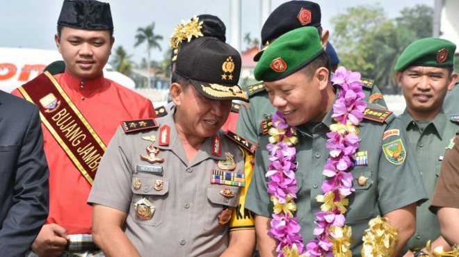Tampak akrab Kapolda dan Danrem. 