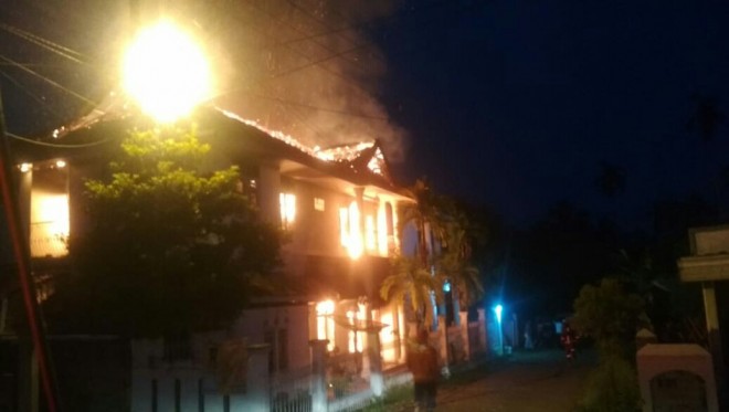 Satu rumah mewah dua lantai habis dilalap sijago merah,  Senin sekitar pukul 05.15 WIB. 