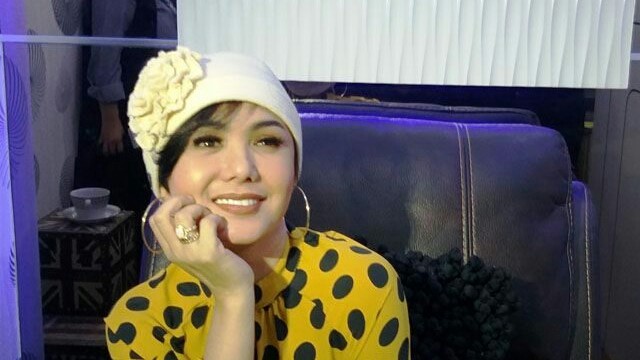 Yuni Shara mengaku membawa kopi ke manapun. Sebab, belum tentu kopi yang dijual di kedai enak. (Yuliani NN/JawaPos.com)