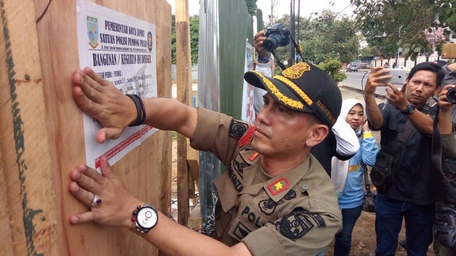 Penyegelan bangunan McDonald di kawasan Simpang Tiga Sipin samping Kantor Telkom oleh Satpol PP Kota Jambi. Foto : Dok Jambiupdate